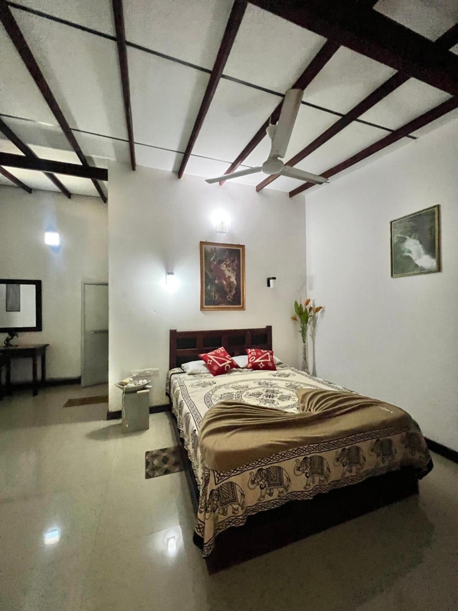 Sylvester Villa Hostel 니곰보 외부 사진